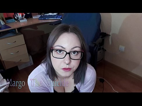 ❤️ Neska sexy betaurrekoekin dildoa zurrupatzen du kameraren aurrean ️❌ Sexu bideoa gugan
