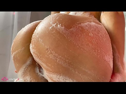 ❤️ Brunette pussy bibragailuarekin masturbatzen du dutxan orgasmo bizia lortzeko ️❌ Sexu bideoa gugan