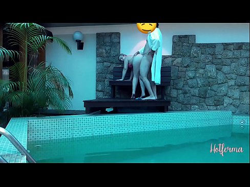 ❤️ Boss neskamea igerilekura gonbidatzen du, baina ezin izan dio beroari eutsi ️❌ Sexu bideoa gugan