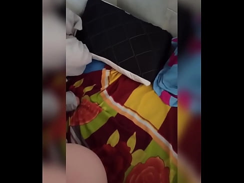 ❤️ Nire gelakidea etxean bakarrik geratzen da, bere senarra oporretara joaten delako eta nik izorratzeko eta ipurdia esnez betetzeko aprobetxatzen dut ️❌ Sexu bideoa gugan