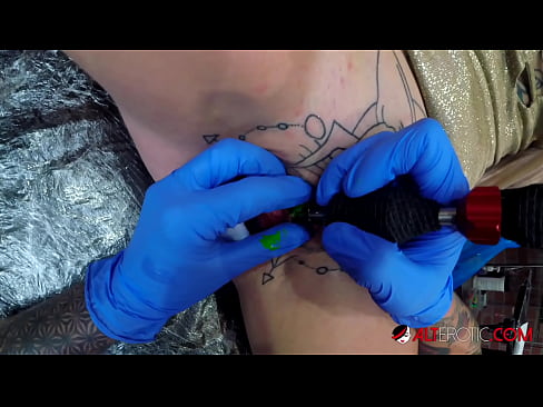 ❤️ Sully Savage-k izugarri tatuatu zuen klitorian tatuaje bat egin zuen ️❌ Sexu bideoa gugan