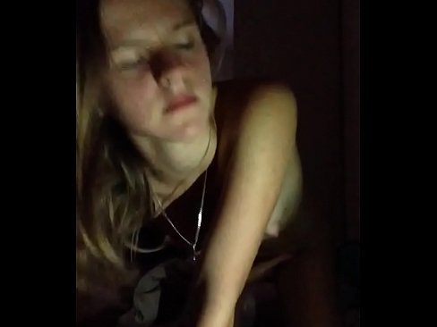 ❤️ Neska bat masturbatzen da eta cums ️❌ Sexu bideoa gugan