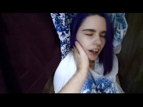 ❤️ Nire ahizpa armairuan aurkitu eta lagundu zion esperma ️❌ Sexu bideoa gugan