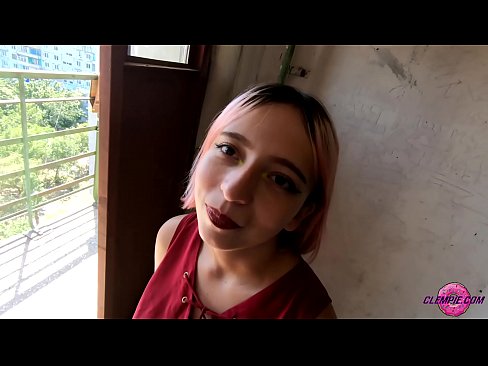 ❤️ Ikasle sentsuak arrotz bat zurrupatzen du kanpoaldean - Cum On His Face ️❌ Sexu bideoa gugan